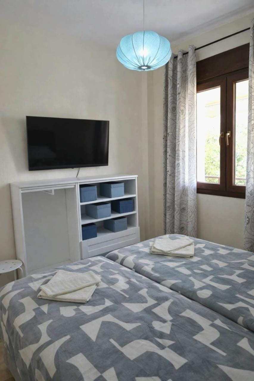 Bed, TV and multimedia, Bedroom