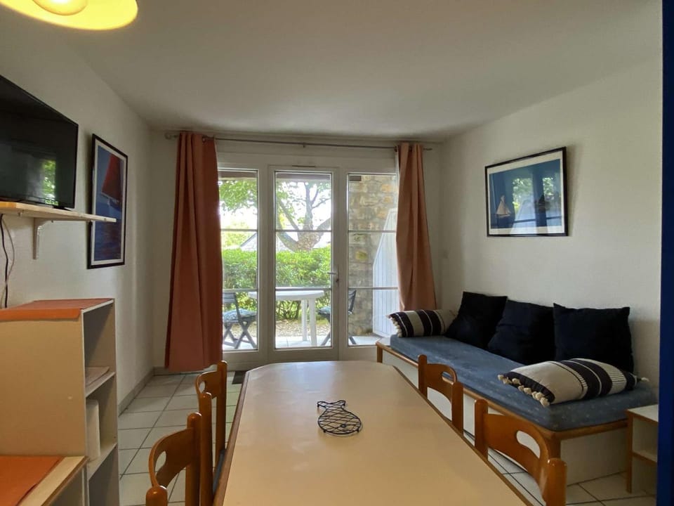 TV and multimedia, Seating area, Dining area