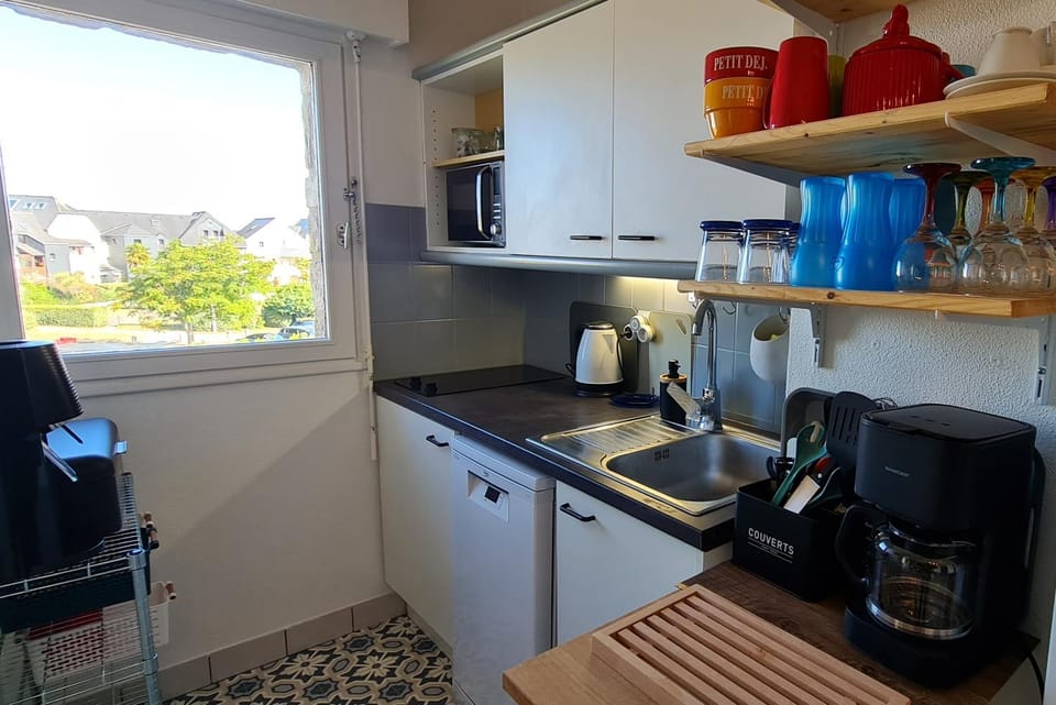 Coffee/tea facilities, dishwasher, kitchen