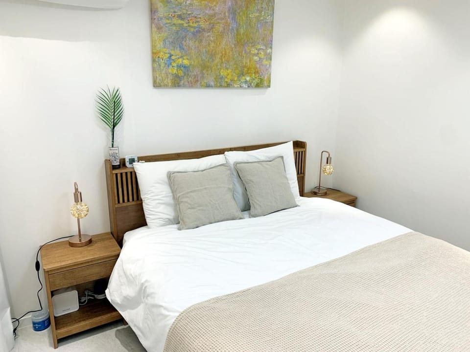 Bed, Photo of the whole room, Decorative detail, Bedroom