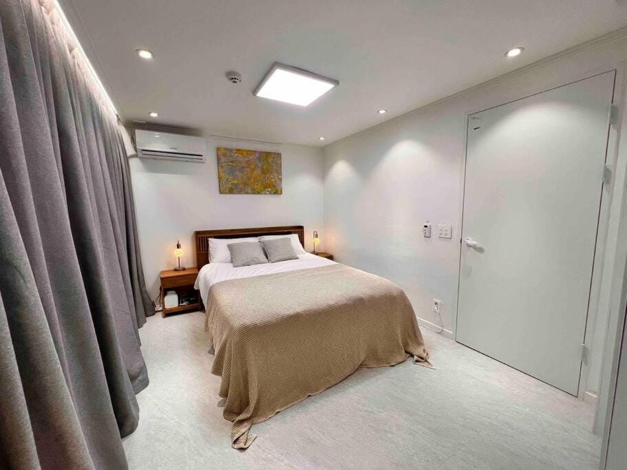 Comma 2, Cozy Semi-basement Apartment in Seoul