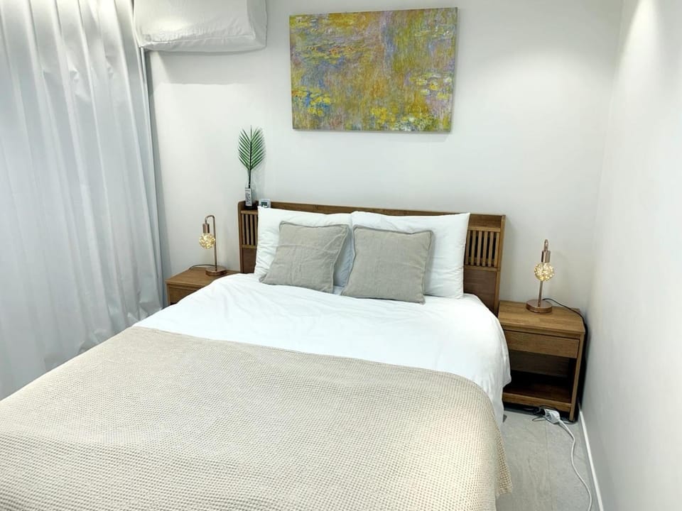Bed, Photo of the whole room, Decorative detail, Bedroom