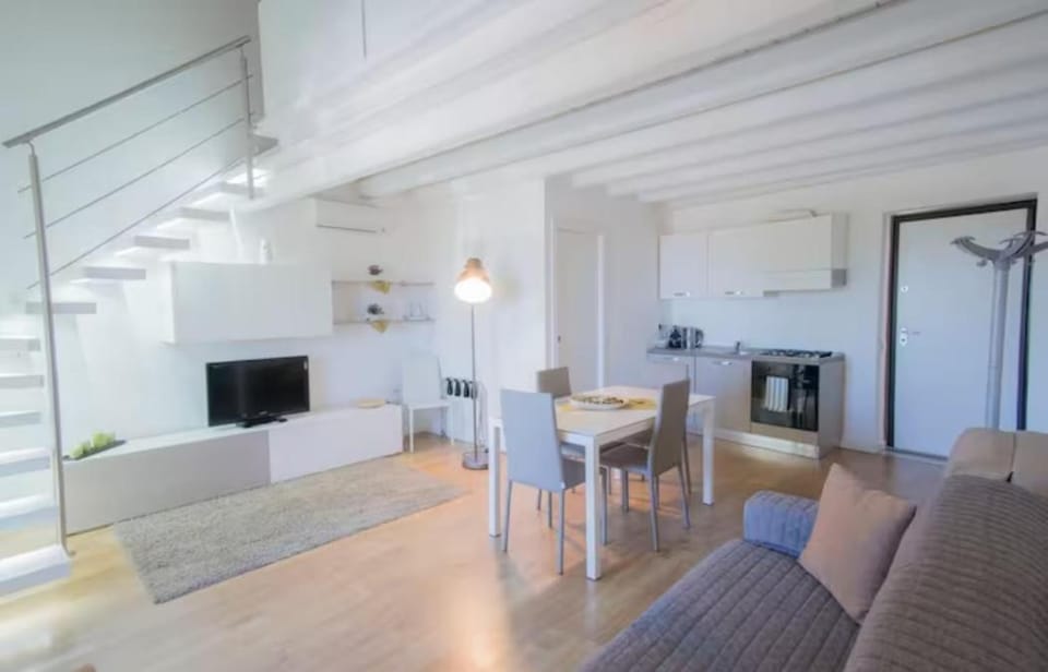 TV and multimedia, Kitchen or kitchenette, Living room, Seating area, Dining area, stove