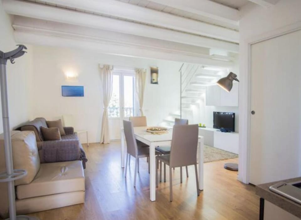 TV and multimedia, Kitchen or kitchenette, Living room, Seating area, Dining area