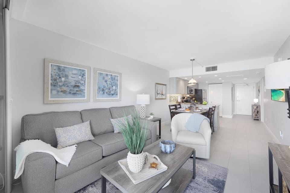 Breath-taking beachfront condo with pool/spa/views House in Marco Island