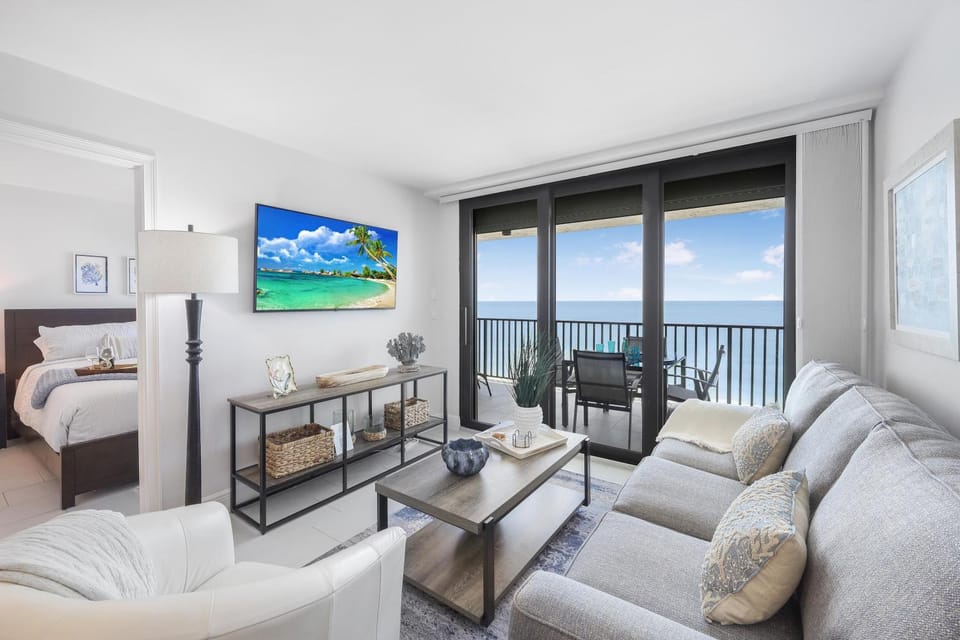Breath-taking beachfront condo with pool/spa/views House in Marco Island