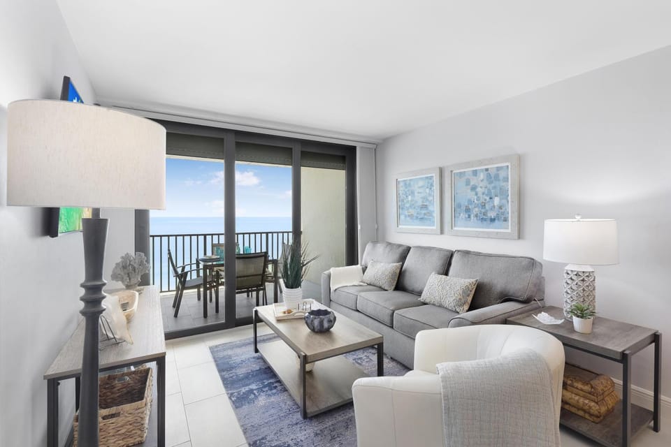 Breath-taking beachfront condo with pool/spa/views House in Marco Island