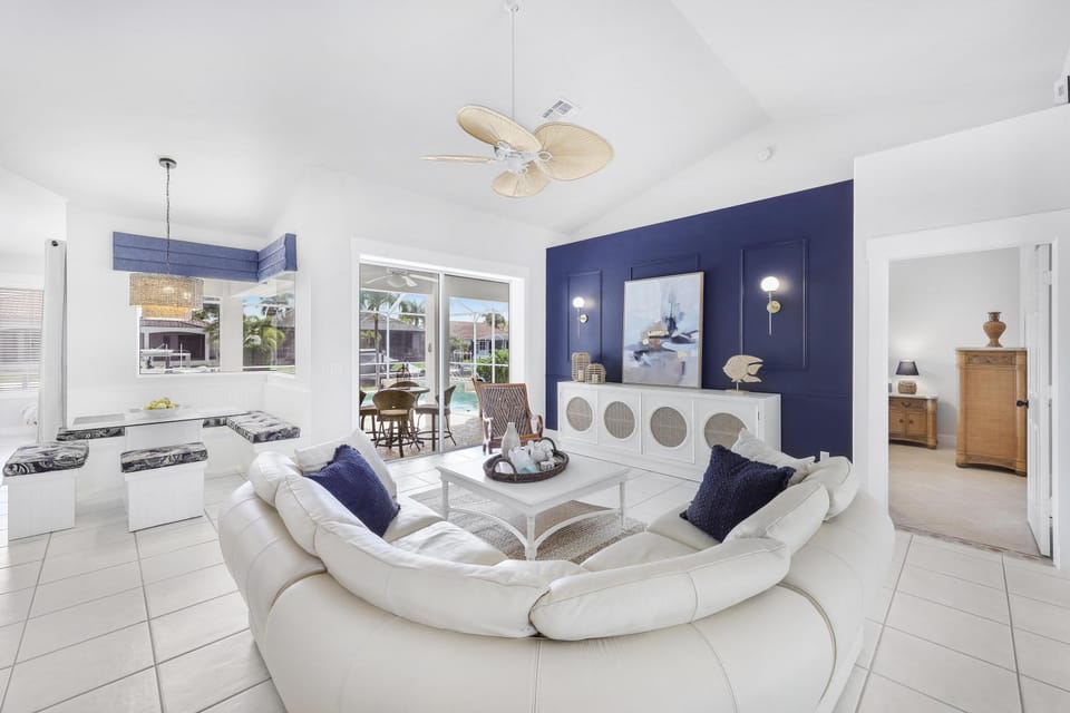 Waterfront home with pool table, heated pool and dock House in Marco Island