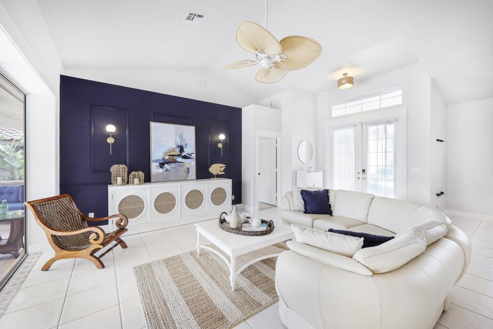Waterfront home with pool table, heated pool and dock House in Marco Island