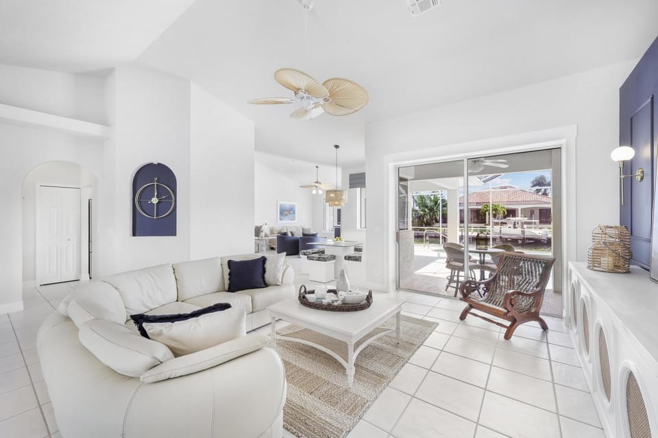 Waterfront home with pool table, heated pool and dock House in Marco Island