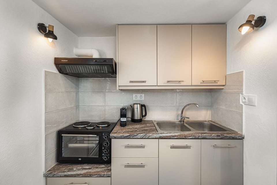 Coffee/tea facilities, Kitchen or kitchenette, stove