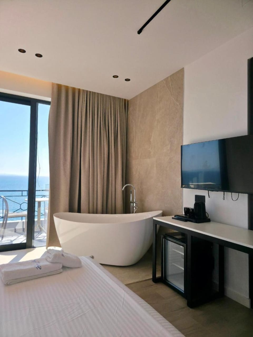Bed, Hot Tub, TV and multimedia, Sea view