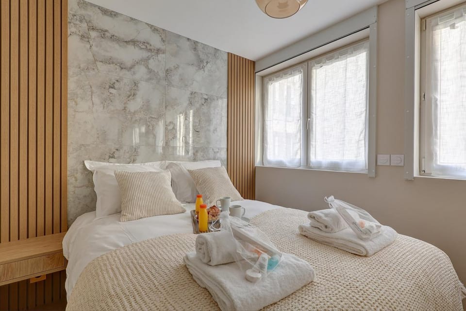 Bed, Bedroom, towels