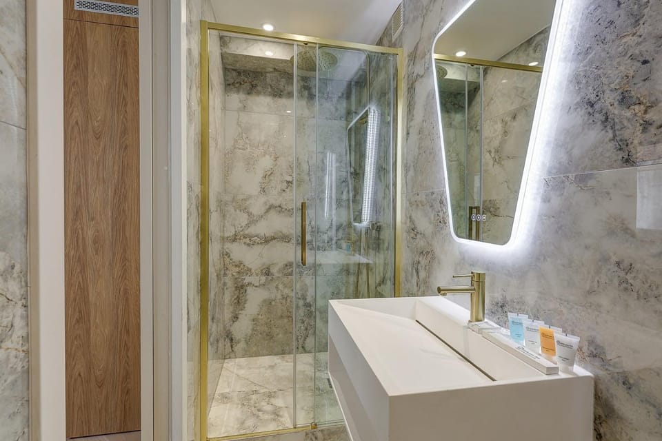 Shower, Bathroom, towels