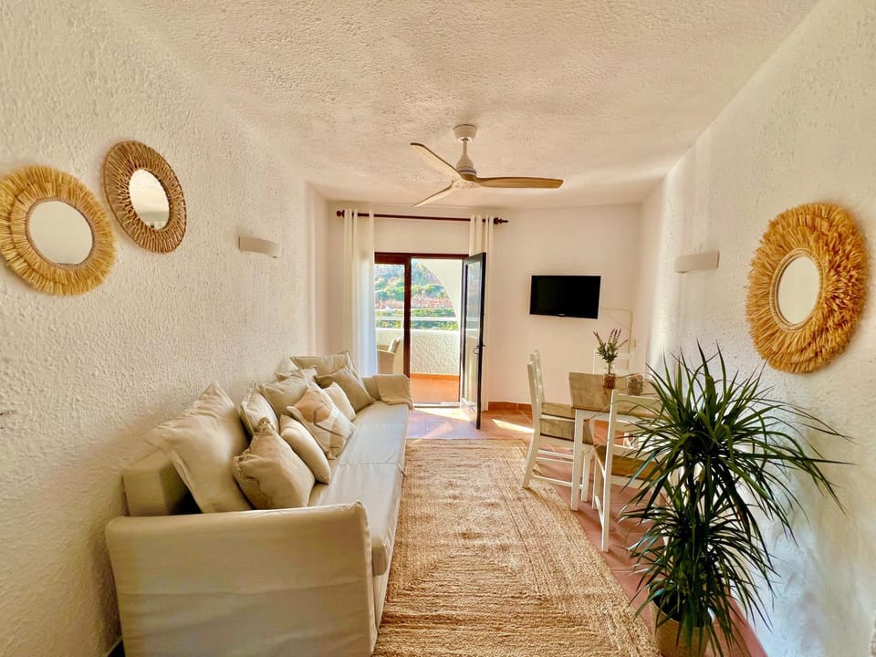 Communal lounge/ TV room, TV and multimedia, Living room, Seating area, fireplace