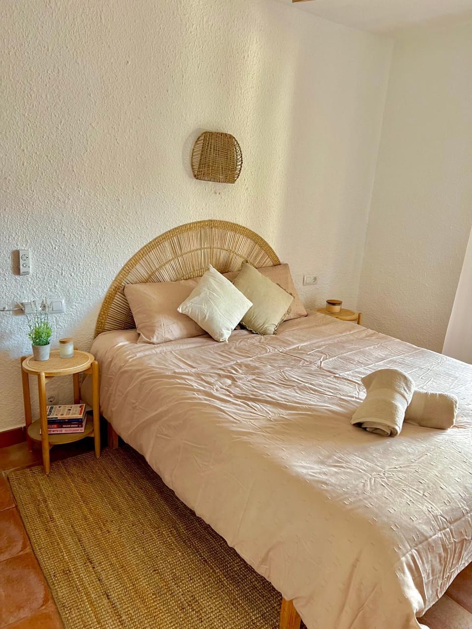 Bed, Bedroom, towels