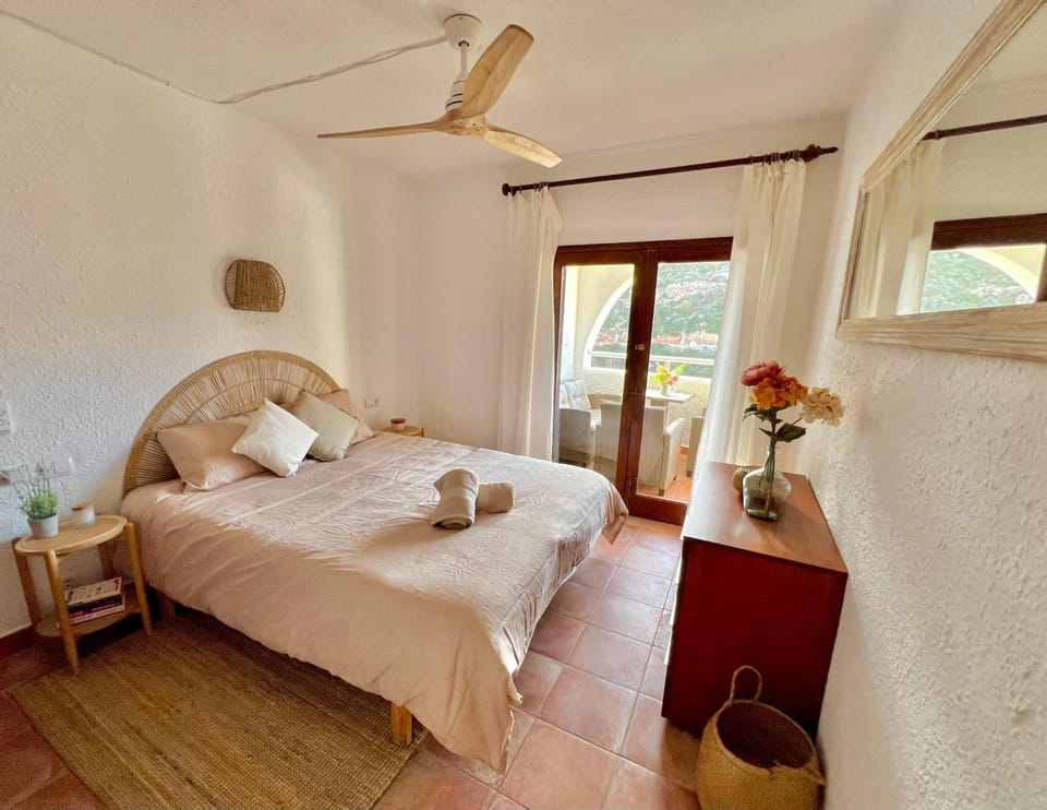 Bed, Photo of the whole room, Bedroom, fireplace, towels