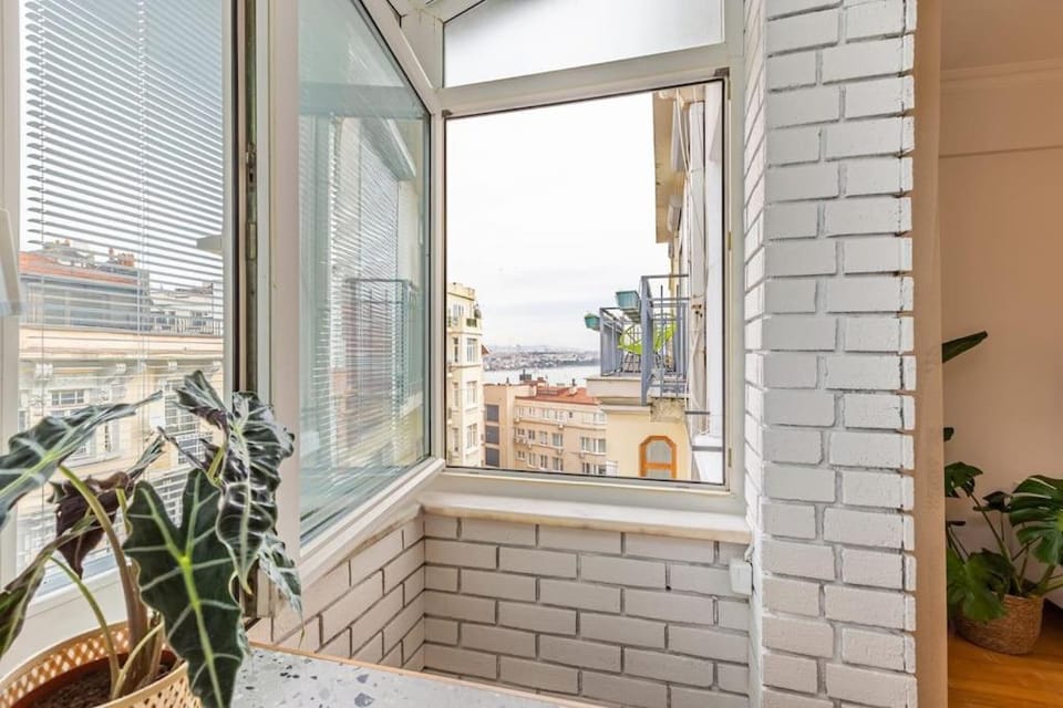 Location, Location, Location!BY LIFT! Apartment in Istanbul