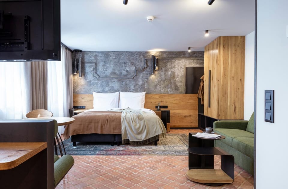 Photo of the whole room, Seating area