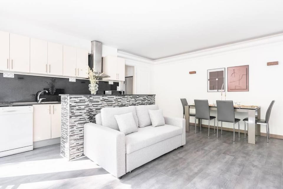Kitchen or kitchenette, Living room, Seating area, Dining area