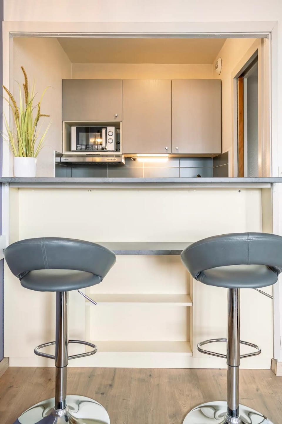 Kitchen or kitchenette, Dining area, minibar