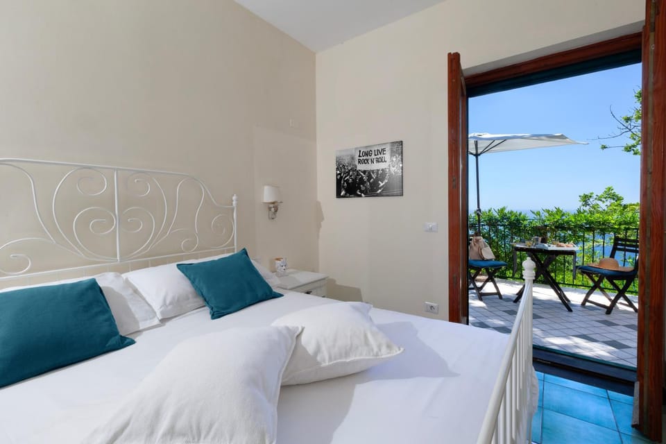 Bed, Natural landscape, View (from property/room), Balcony/Terrace, Photo of the whole room, Bedroom, Sea view