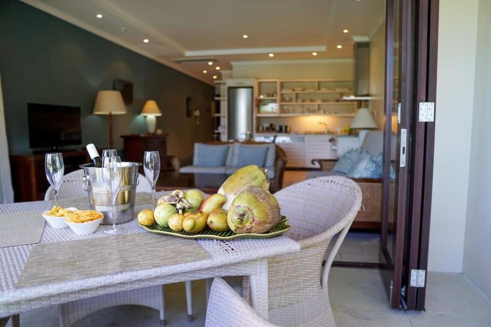 Patio, Kitchen or kitchenette, Living room, Seating area, Dining area