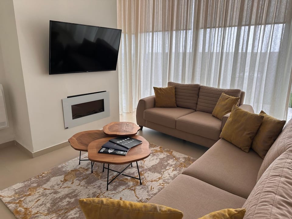 Communal lounge/ TV room, TV and multimedia, Living room, Seating area, Evening entertainment