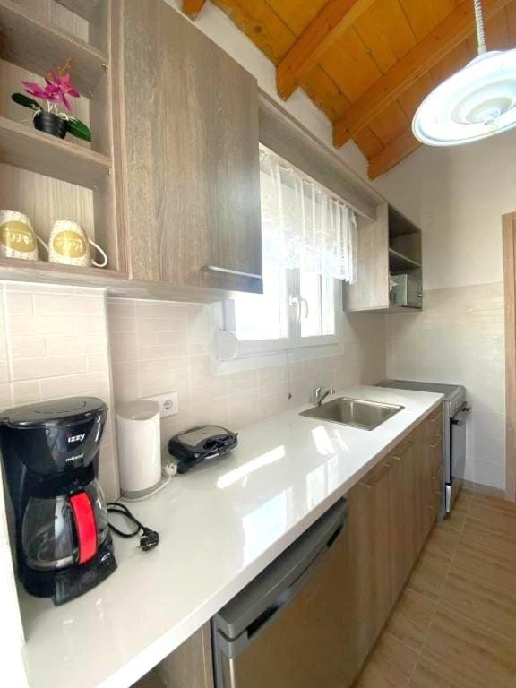 Coffee/tea facilities, microwave, oven, toaster, kitchen, air conditioner