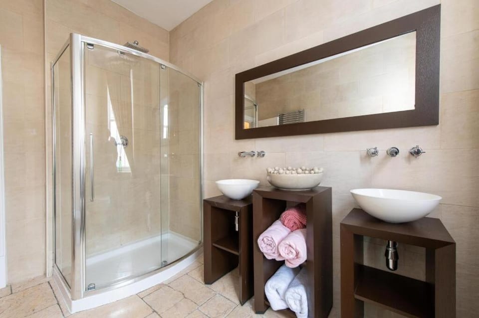 Shower, Toilet, Bathroom, towels