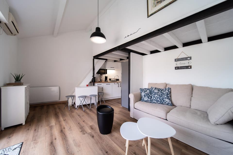 Living room, Seating area, air conditioner