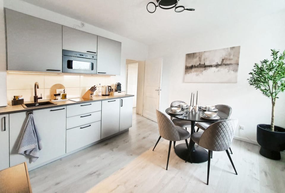 Coffee/tea facilities, Kitchen or kitchenette, dishwasher, microwave, stove, kitchen