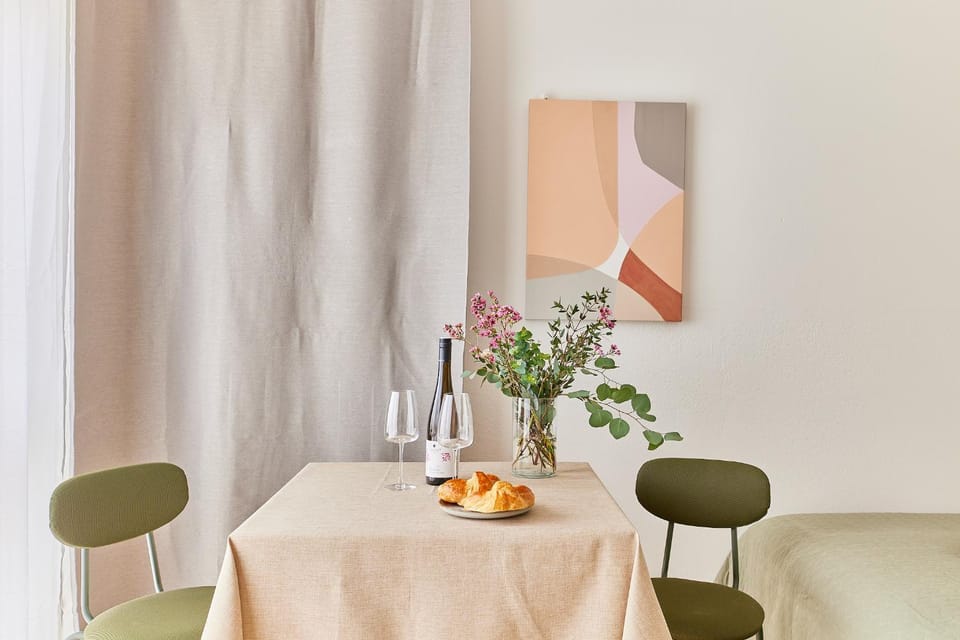 Seating area, Dining area