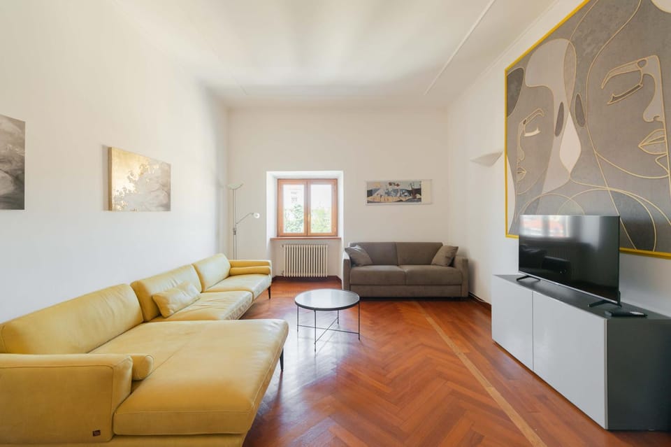 TV and multimedia, Lounge or bar, City view