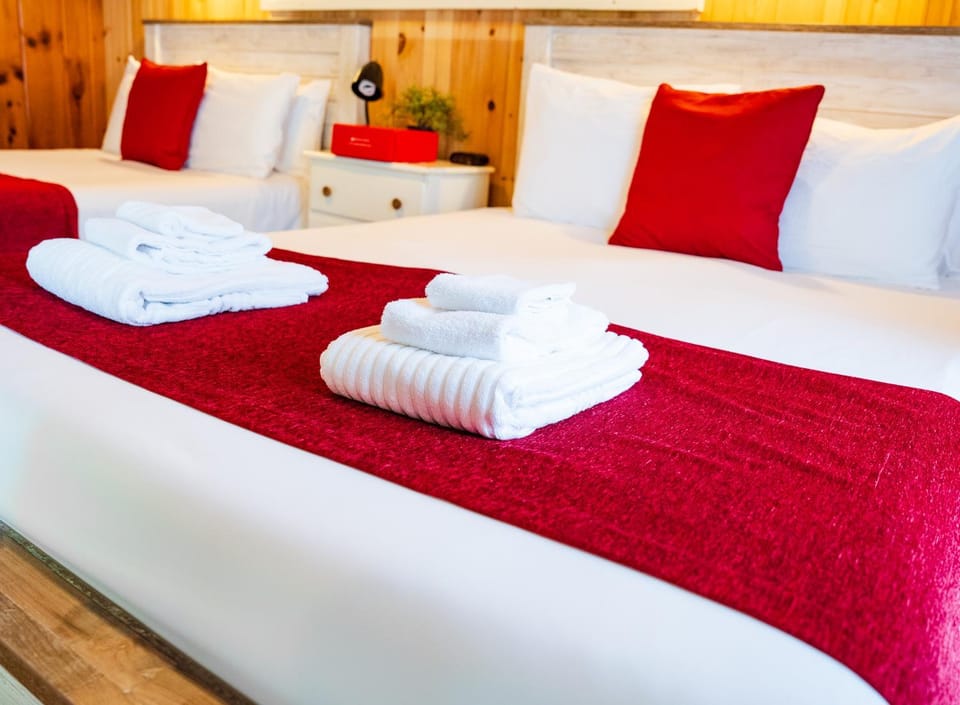 Bed, Bedroom, towels