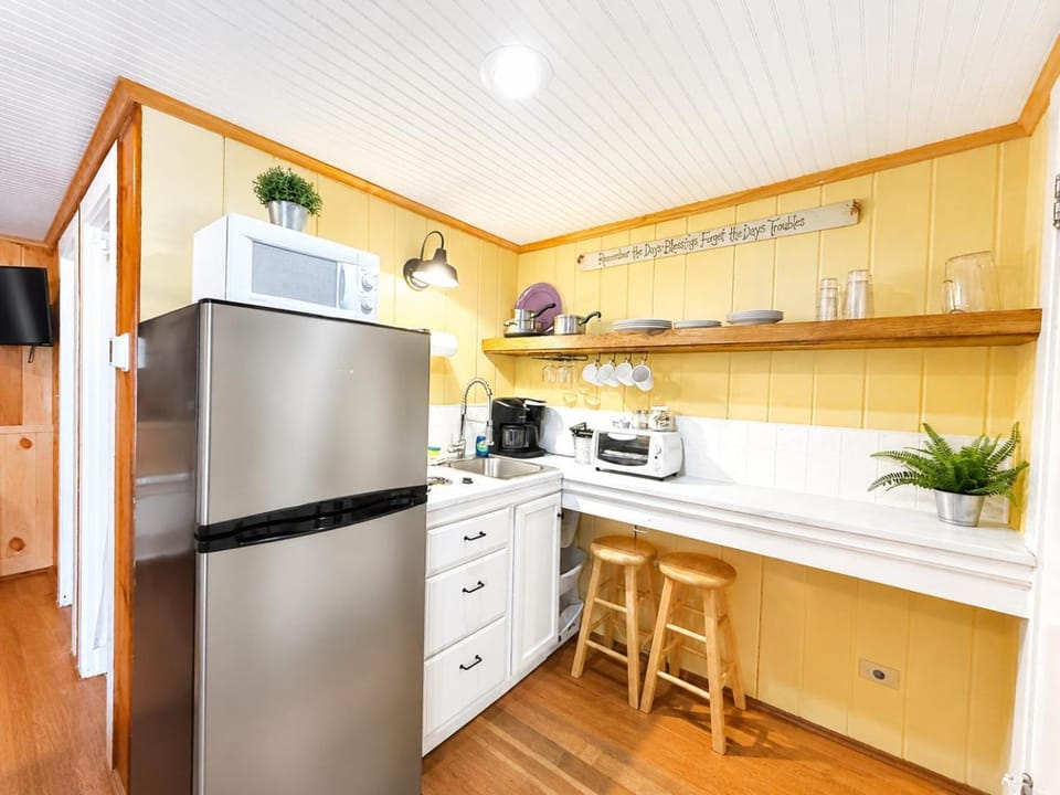 Coffee/tea facilities, Kitchen or kitchenette, stove, toaster