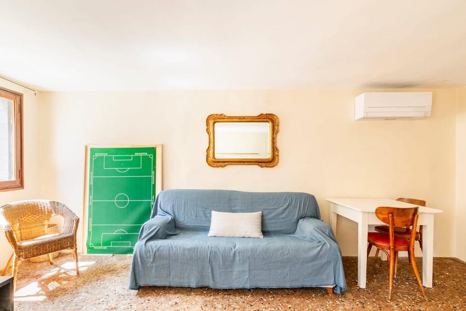 Living room, Seating area, air conditioner