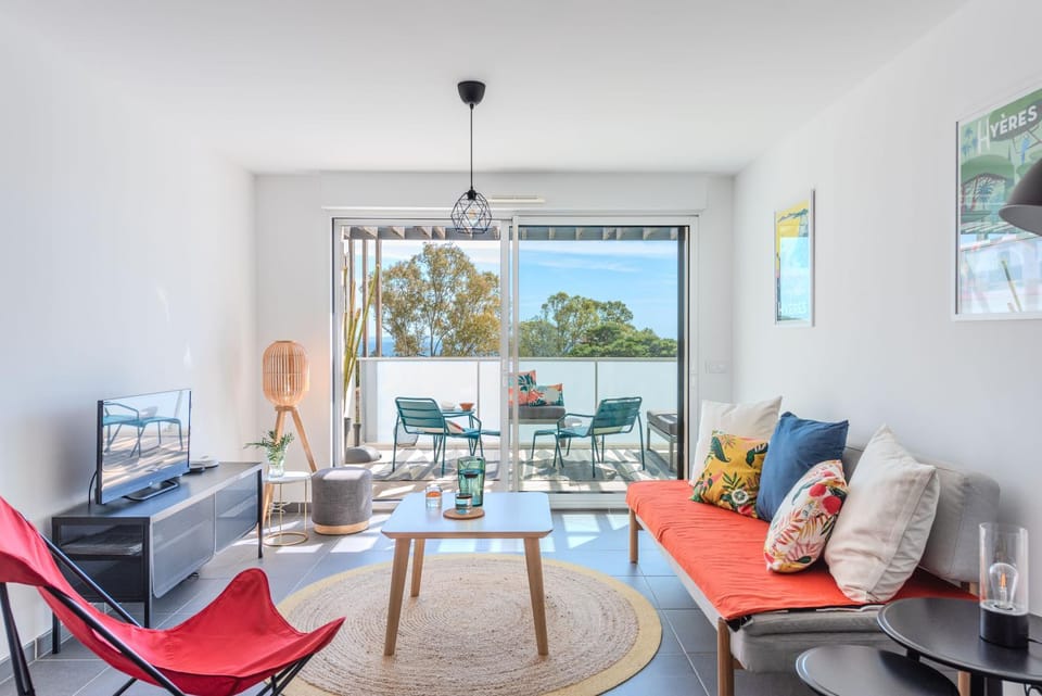 View (from property/room), Balcony/Terrace, Living room