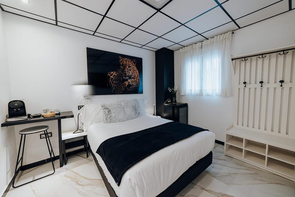 Bed, Photo of the whole room, Bedroom, hair dresser