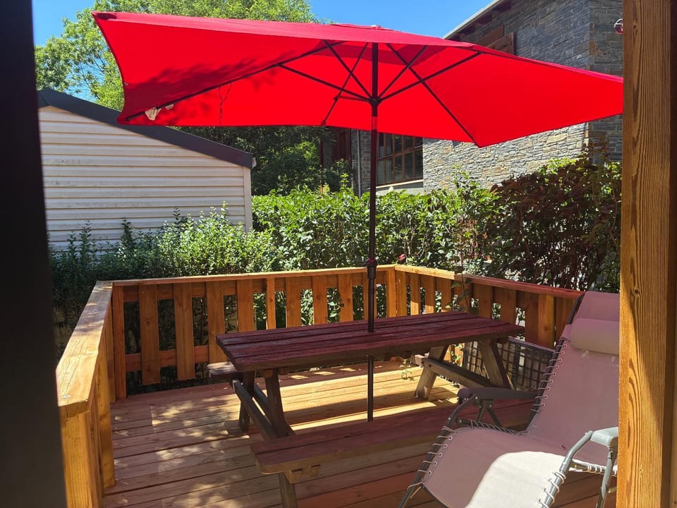 Camping L'Enclave mobil-home Campground/ 
RV Resort in Occitanie