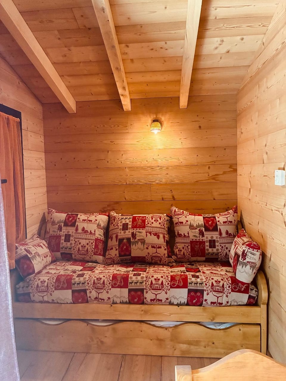 Camping L'Enclave mobil-home Campground/ 
RV Resort in Occitanie