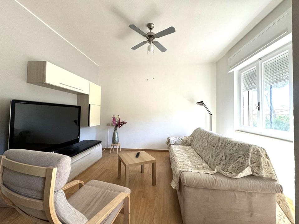 Communal lounge/ TV room, TV and multimedia, Living room, Seating area