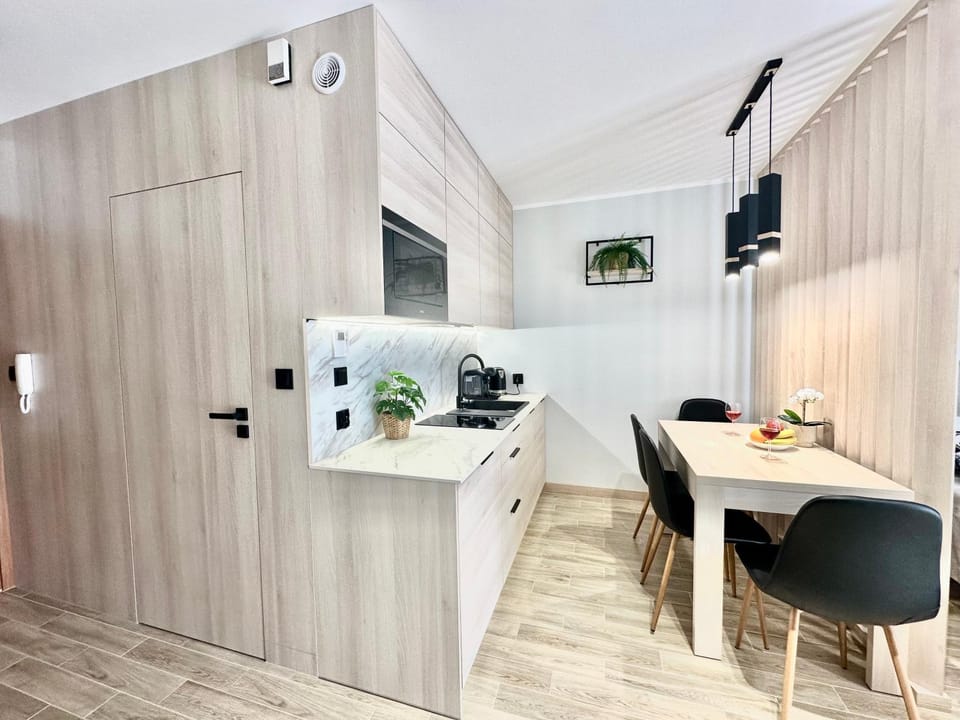 Coffee/tea facilities, Kitchen or kitchenette, Living room, Dining area, stove