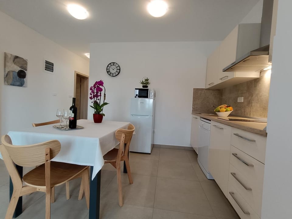 Dining area, kitchen