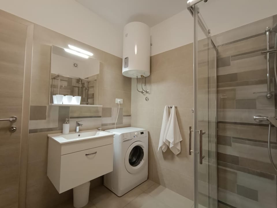 Shower, Bathroom, towels, washing machine