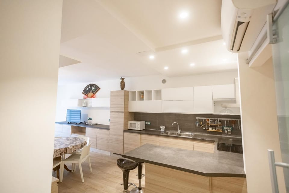 Kitchen or kitchenette, Dining area, dishwasher, minibar, stove