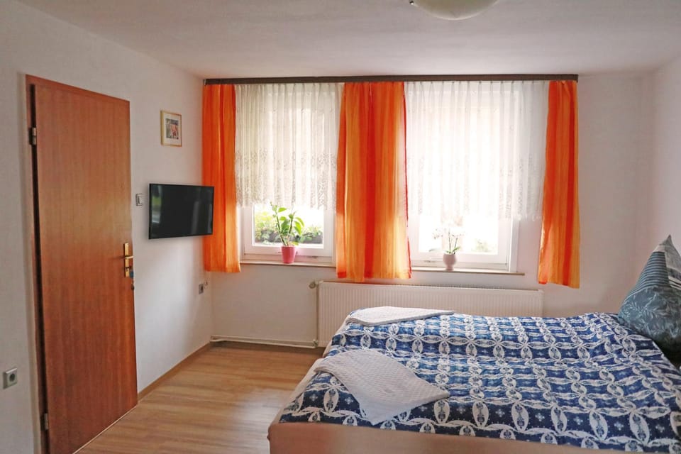 Bed, TV and multimedia, Photo of the whole room, Bedroom, City view, Quiet street view