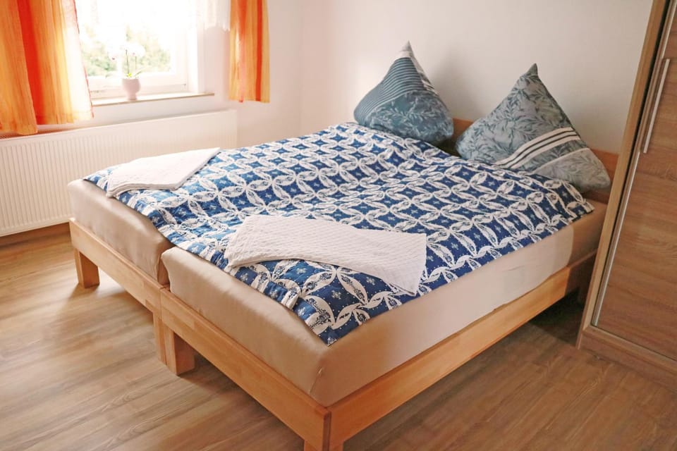 Bed, TV and multimedia, Photo of the whole room, Bedroom, City view, Quiet street view
