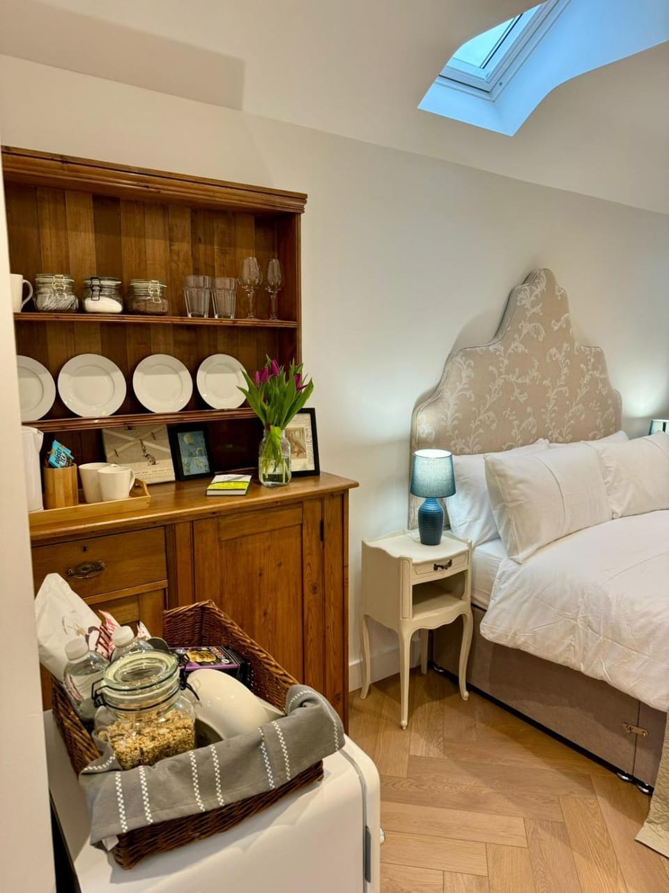 Bed, Kitchen or kitchenette, Food and drinks, Bedroom, Food