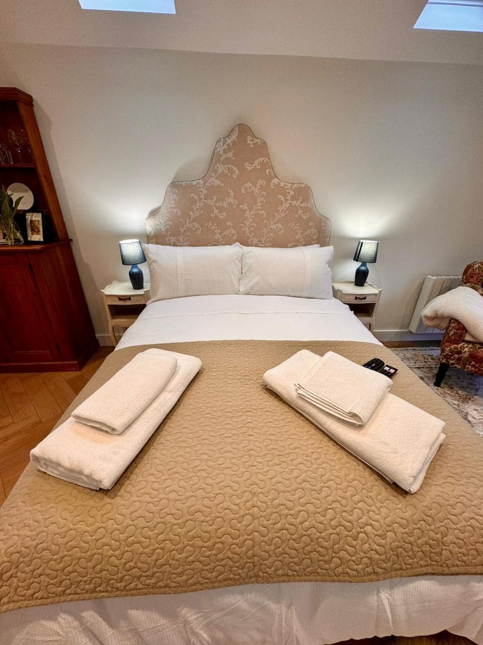 Bed, Bedroom, towels